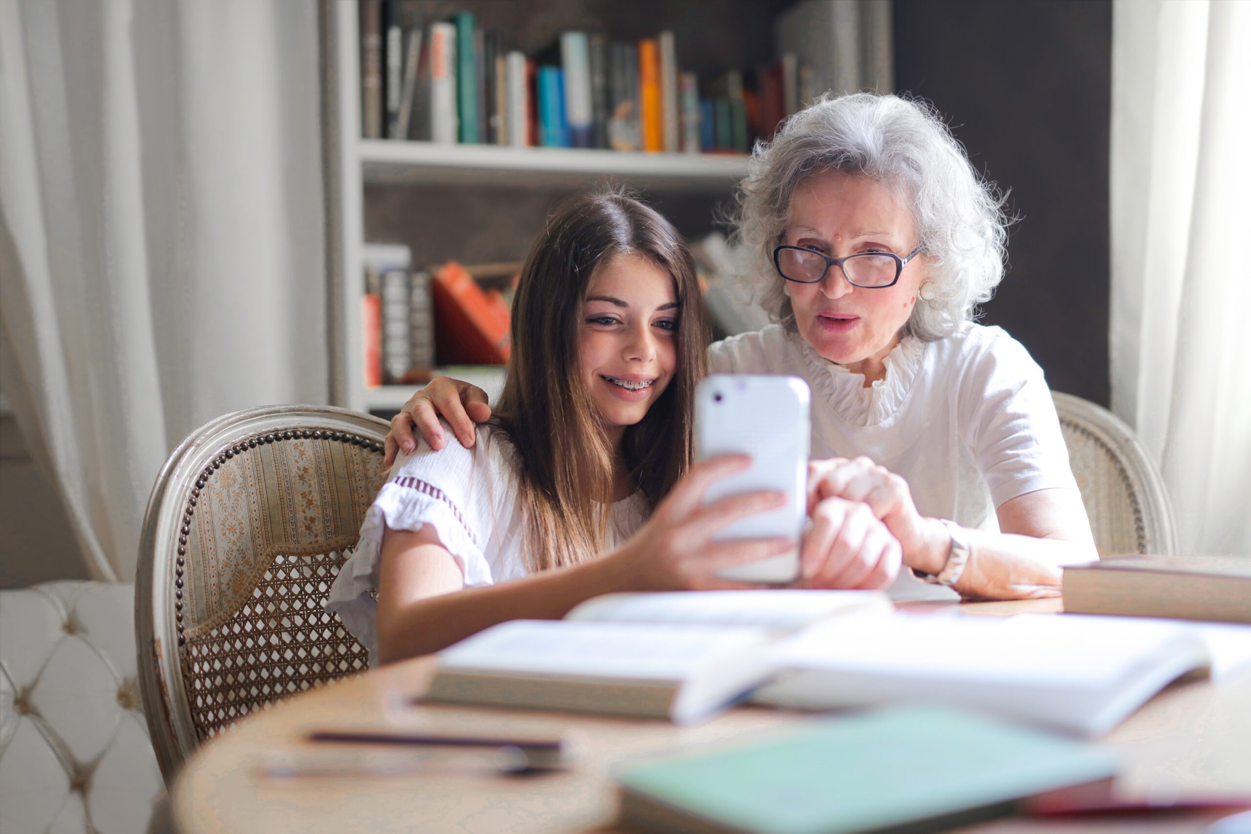 Nonna e nipote al telefono smartphone