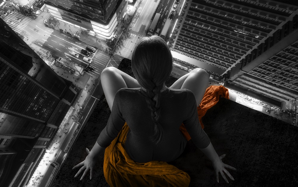 donna su tetto di grattacielo